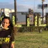 Carolina Borja, corredora del 21k 2018 sosteniendo una medalla