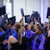 Alumnos celebrando la culminación de una etapa