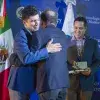 Directivo abrazando a galardonado