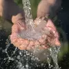 agua cayendo en manos