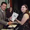 Katia recibiendo el premio. 