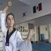 Estefany Ureta practicando taekwondo en la academia donde entrena