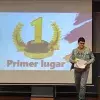 Gabriel Cueto recibiendo premio de primer lugar. 