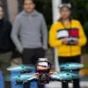 Tres de los cinco jóvenes pilotando un dron