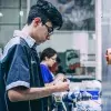 Luis Ramón Guajardo, preparando las piezas para su robot de PrepaTec 