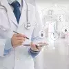 Doctor utilizando la tecnología