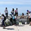 Grupo ecológico de PrepaTec Colima limpia playas de Tecomán