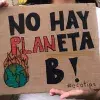 Melissa sosteniendo un cartel que dice "No hay planeta B"