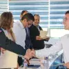 Alumno del escuadrón semestre i estrechando mano con colaborador de Bosch