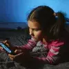 Niña con videojuegoo