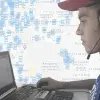 Edwin Hernandez en su computadora trabajando en su proyecto de códigos QR.