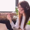 Mujer feliz trabajando en casa con plantas a su alrededor