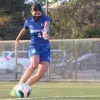 Integrante de Borregos Tampico de la disciplina de fútbol controlando un balón.