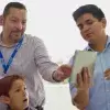 alumno del Tec presentando su proyecto de ingeniería a niños y a un profesor.