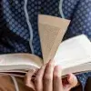 Joven leyendo día mundial del libro y los derechos de autor