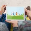 Padre sosteniendo tablet con su hijo