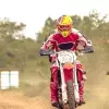 Moto en rally de enduro