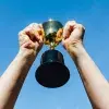 manos-agarrando-un-trofeo