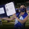 Wendy Herrera Líder del Mañana levantando su título profesional en la Ceremonia de Graduación 2021