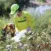 Los alumnos del grupo de robótica recolectando basura.