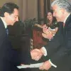 Jaime Delgado recibiendo su título