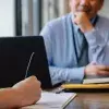 Hombre realizando entrevista de trabajo