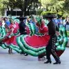 Alumnos y alumnas de Raíces bailando número de folklore