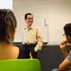 Profesor Diezmartines dando una clase previo a los Golden Globes