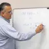 Profesor Tec explicando la compra o renta de casas en 2023