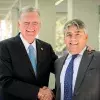 Ricardo Saldíva, nuevo presidente del Consejo Directivo y del Comité de Gobierno del Tecnológico de Monterrey para 2023-2028, con José Antonio Fernández, presidente saliente, quien tuvo el cargo durante 11 años 