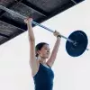 Alumna levantando pesas en el area de crossfit en Tec campus Sonora Norte