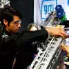 Cristopher Hernández revisa el brazo de su robot en el Regional Monterrey de FIRST Robotics Competition.