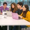 Alumnos y alumnas del Tec de Monterrey trabajando en sus computadoras