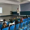 Leonel dando una plática sobre su proyecto