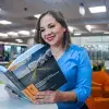 Adriana Morales leyendo un libro en el que participó como coautora