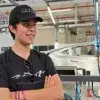 Estudiante posando para una foto en una planta automotriz