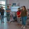 Estudiantes del Tec de Monterrey usando la compactadora de PET