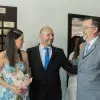 Romualdo Tellería Gómez junto a su esposa y el director de campus Hidalgo