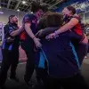 Equipo salta y se abaraza en un momento de celebración. 