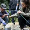 Nora Torres, fundadora de Káapeh México junto a un agricultor.