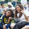 Participante y voluntaria sonriendo en campamento Vive Extremo