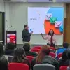 profesora tec dando clases de innovacion en chile