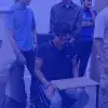 Personas utilizando el bipedestador