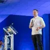 Luis Donaldo Colosio dando una plática sobre liderazgo.