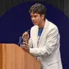 Cristopher dando su discurso al ganar en Chile