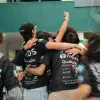 Integrantes de Hypebirds celebran su desempeño mientras el equipo Nautilus compite durante el regional de FIRST Tech Challenge.