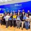 Grupo de docentes y directivos del Tecnológico de Monterrey posan con sus reconocimientos NOVUS durante la ceremonia de entrega a los mejores proyectos de innovación educativa generación 2023, en el marco de IFE Conference, frente a una pantalla institucional.