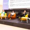 Panel de discusión durante la presentación de InnovaTED, donde cuatro mujeres participan sentadas en sillones de colores sobre un escenario, dialogando sobre innovación y transformación educativa frente a una audiencia. Detrás de ellas se observa una pantalla.