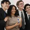 Maestra Brenda con alumnos