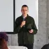 Allan Chochinov encabezó un workshop en el Tecnológico de Monterrey campus Querétaro, donde invitó a estudiantes a replantear el rol del diseñador en una era marcada por la inteligencia artificial, la crisis climática y la transformación social.